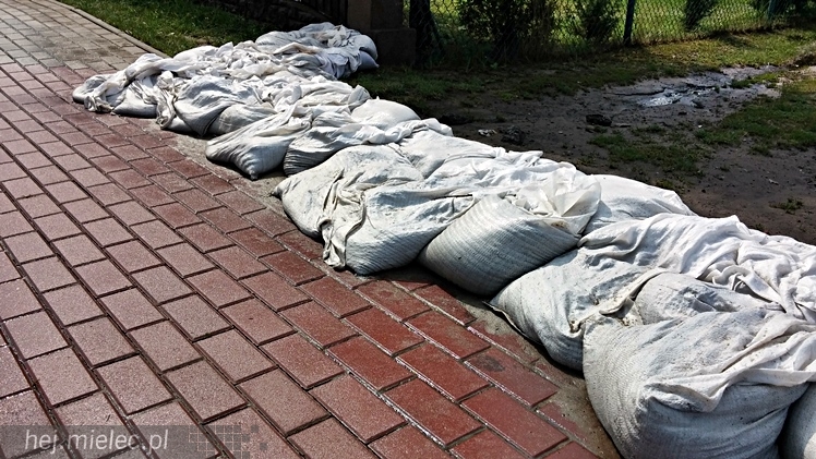 Trześń 24 godziny po nawałnicy: woda opada, ale powoli