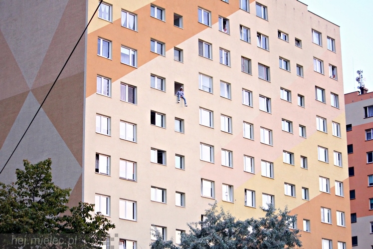 Policjanci uratowali młodego mężczyznę. Chciał skoczyć z wieżowca