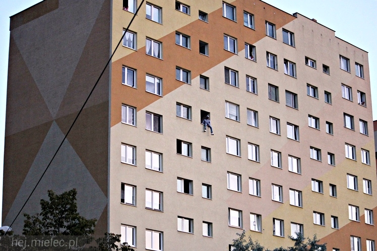 Policjanci uratowali młodego mężczyznę. Chciał skoczyć z wieżowca
