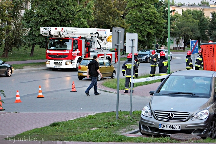 Policjanci uratowali młodego mężczyznę. Chciał skoczyć z wieżowca