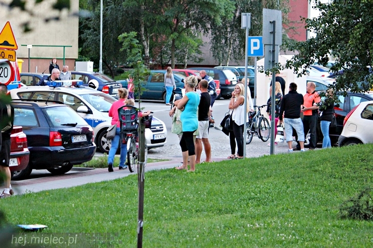 Policjanci uratowali młodego mężczyznę. Chciał skoczyć z wieżowca