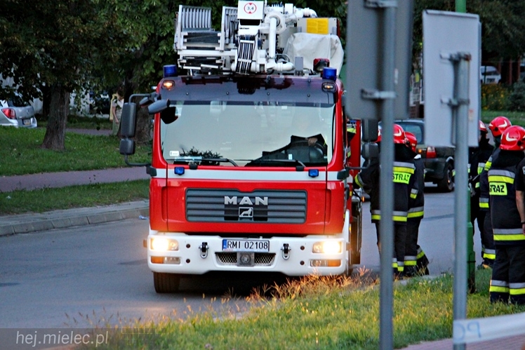 Policjanci uratowali młodego mężczyznę. Chciał skoczyć z wieżowca