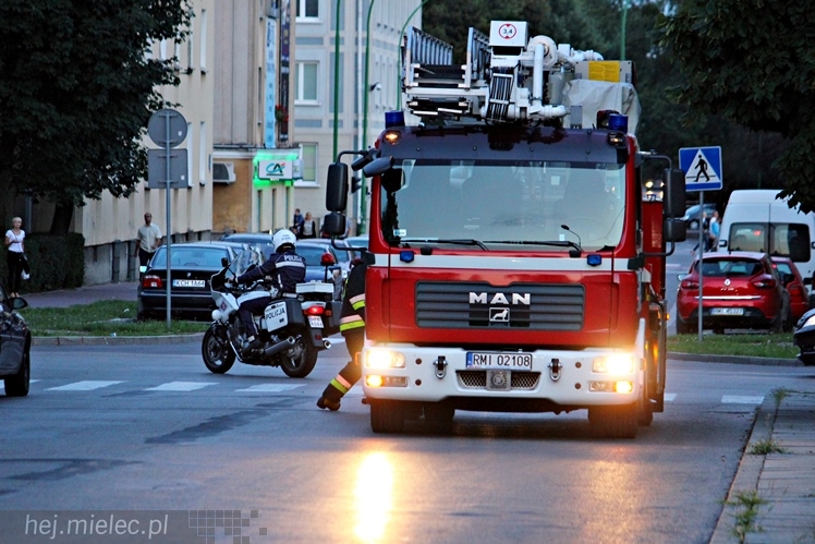 Policjanci uratowali młodego mężczyznę. Chciał skoczyć z wieżowca