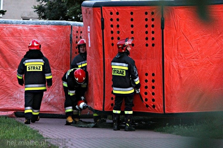 Policjanci uratowali młodego mężczyznę. Chciał skoczyć z wieżowca