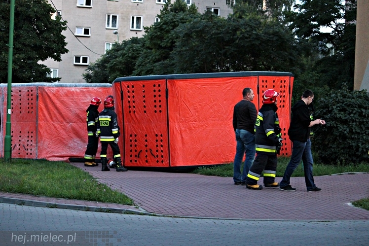Policjanci uratowali młodego mężczyznę. Chciał skoczyć z wieżowca
