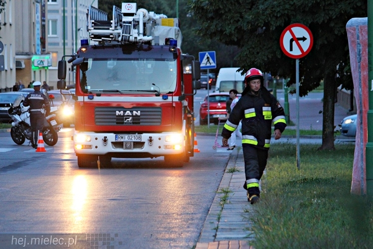 Policjanci uratowali młodego mężczyznę. Chciał skoczyć z wieżowca
