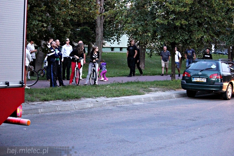 Policjanci uratowali młodego mężczyznę. Chciał skoczyć z wieżowca