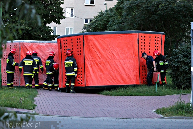Policjanci uratowali młodego mężczyznę. Chciał skoczyć z wieżowca