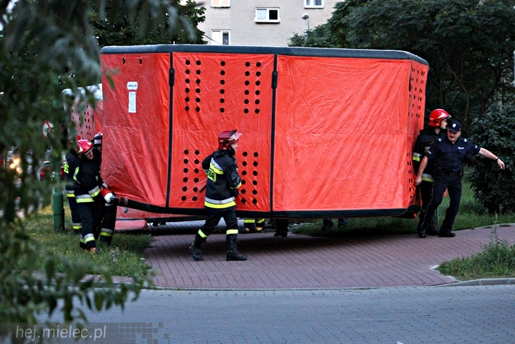 Policjanci uratowali młodego mężczyznę. Chciał skoczyć z wieżowca
