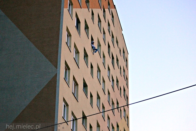 Policjanci uratowali młodego mężczyznę. Chciał skoczyć z wieżowca
