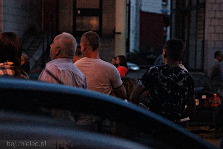 Policjanci uratowali młodego mężczyznę. Chciał skoczyć z wieżowca