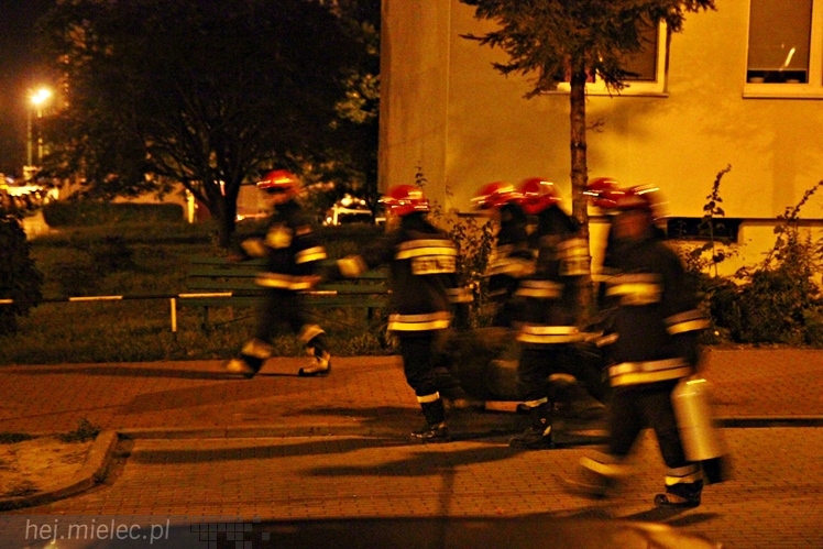 Policjanci uratowali młodego mężczyznę. Chciał skoczyć z wieżowca
