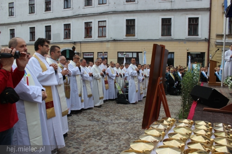 PPT 2014 ruszyła. Pielgrzymi rozpoczęli od uroczystego nabożeństwa w Tarnowie