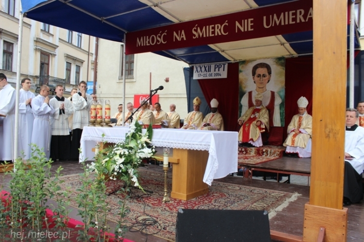 PPT 2014 ruszyła. Pielgrzymi rozpoczęli od uroczystego nabożeństwa w Tarnowie