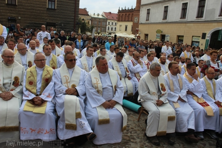 PPT 2014 ruszyła. Pielgrzymi rozpoczęli od uroczystego nabożeństwa w Tarnowie