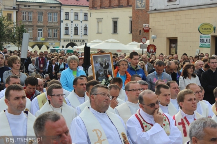 PPT 2014 ruszyła. Pielgrzymi rozpoczęli od uroczystego nabożeństwa w Tarnowie