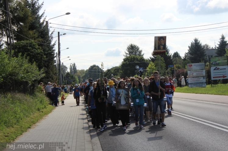 PPT 2014 ruszyła. Pielgrzymi rozpoczęli od uroczystego nabożeństwa w Tarnowie