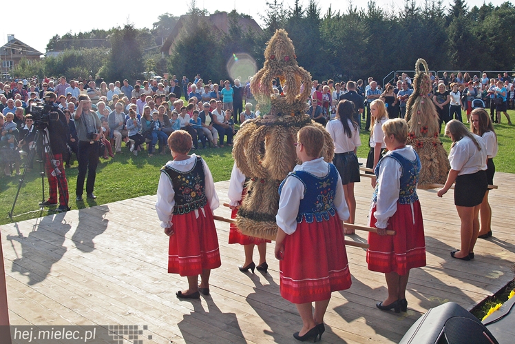 Gmina Radomyśl Wielki zjechała się na dożynki. Chwila radości choć zboże jeszcze stoi w polu