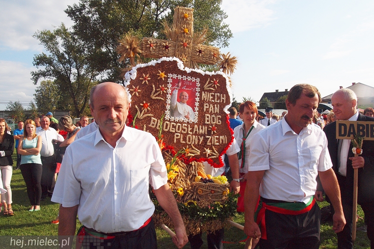 Gmina Radomyśl Wielki zjechała się na dożynki. Chwila radości choć zboże jeszcze stoi w polu