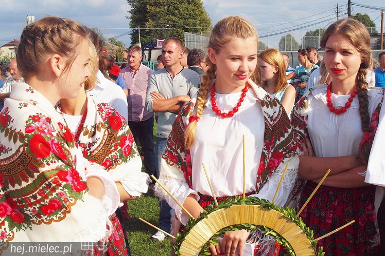 Gmina Radomyśl Wielki zjechała się na dożynki. Chwila radości choć zboże jeszcze stoi w polu