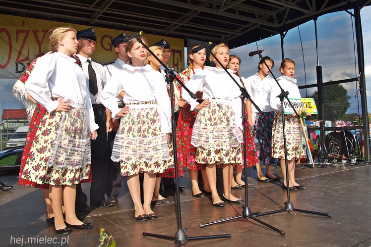 Gmina Radomyśl Wielki zjechała się na dożynki. Chwila radości choć zboże jeszcze stoi w polu