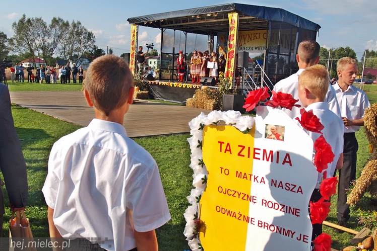 Gmina Radomyśl Wielki zjechała się na dożynki. Chwila radości choć zboże jeszcze stoi w polu