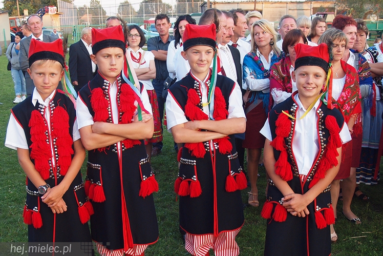 Gmina Radomyśl Wielki zjechała się na dożynki. Chwila radości choć zboże jeszcze stoi w polu