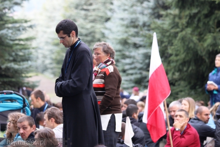 PPT 2014 - dzień IV: ok. 25 km marszu i modlitwa za Ojczyznę. Pogoda sprzyja