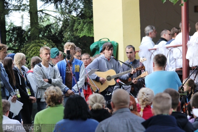 PPT 2014 - dzień IV: ok. 25 km marszu i modlitwa za Ojczyznę. Pogoda sprzyja