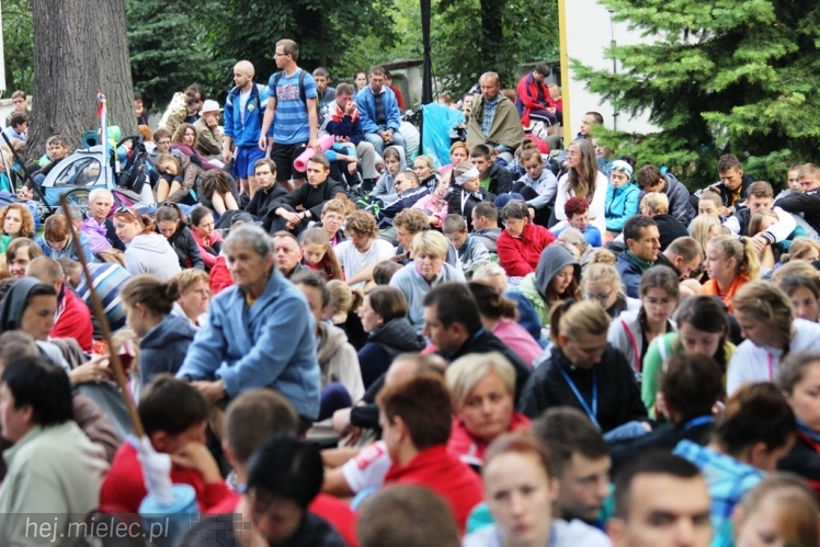 PPT 2014 - dzień IV: ok. 25 km marszu i modlitwa za Ojczyznę. Pogoda sprzyja