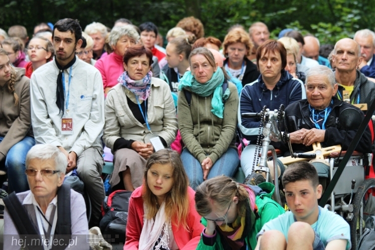 PPT 2014 - dzień IV: ok. 25 km marszu i modlitwa za Ojczyznę. Pogoda sprzyja