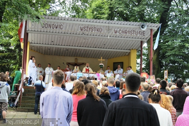 PPT 2014 - dzień IV: ok. 25 km marszu i modlitwa za Ojczyznę. Pogoda sprzyja