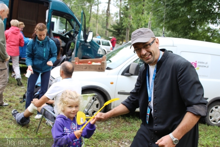 PPT 2014 - dzień IV: ok. 25 km marszu i modlitwa za Ojczyznę. Pogoda sprzyja