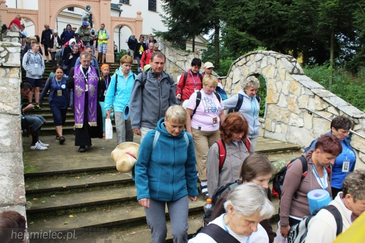 PPT 2014 - dzień IV: ok. 25 km marszu i modlitwa za Ojczyznę. Pogoda sprzyja