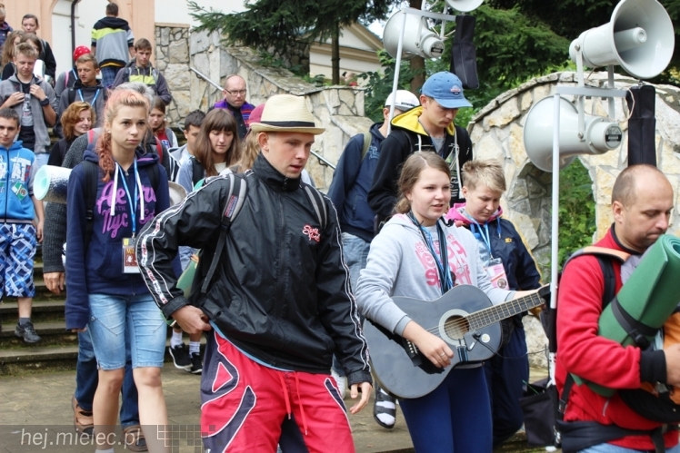 PPT 2014 - dzień IV: ok. 25 km marszu i modlitwa za Ojczyznę. Pogoda sprzyja