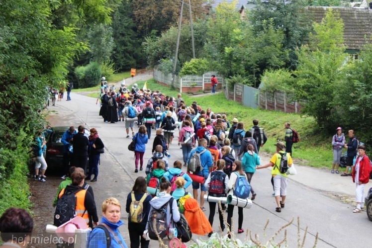 PPT 2014 - dzień IV: ok. 25 km marszu i modlitwa za Ojczyznę. Pogoda sprzyja