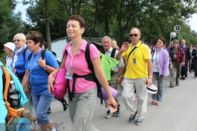 PPT 2014 - dzień IV: ok. 25 km marszu i modlitwa za Ojczyznę. Pogoda sprzyja
