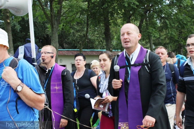 PPT 2014 - dzień IV: ok. 25 km marszu i modlitwa za Ojczyznę. Pogoda sprzyja