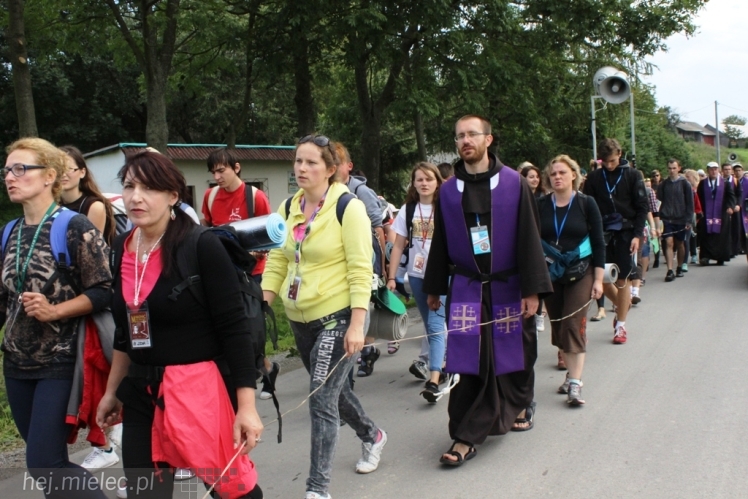 PPT 2014 - dzień IV: ok. 25 km marszu i modlitwa za Ojczyznę. Pogoda sprzyja