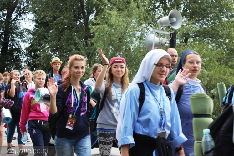 PPT 2014 - dzień IV: ok. 25 km marszu i modlitwa za Ojczyznę. Pogoda sprzyja
