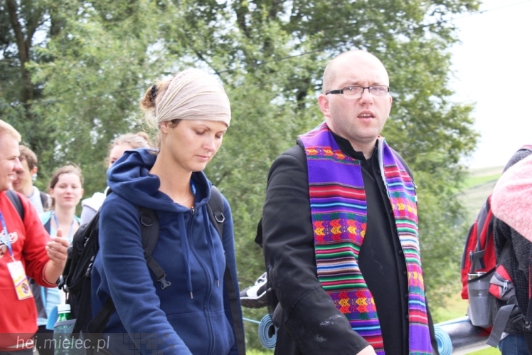PPT 2014 - dzień IV: ok. 25 km marszu i modlitwa za Ojczyznę. Pogoda sprzyja