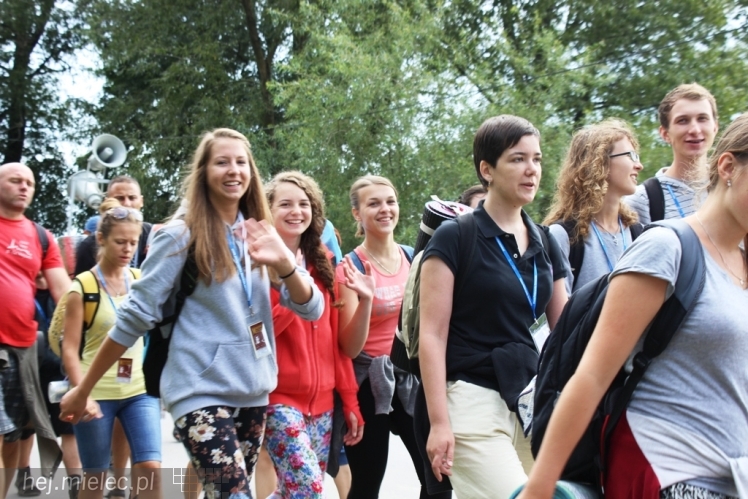 PPT 2014 - dzień IV: ok. 25 km marszu i modlitwa za Ojczyznę. Pogoda sprzyja