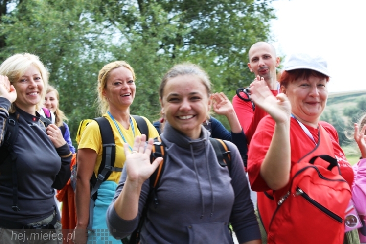 PPT 2014 - dzień IV: ok. 25 km marszu i modlitwa za Ojczyznę. Pogoda sprzyja