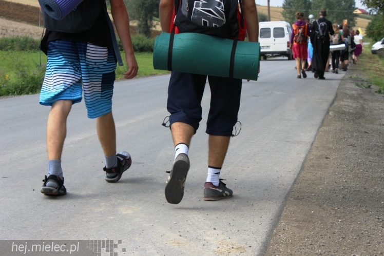 PPT 2014 - dzień IV: ok. 25 km marszu i modlitwa za Ojczyznę. Pogoda sprzyja
