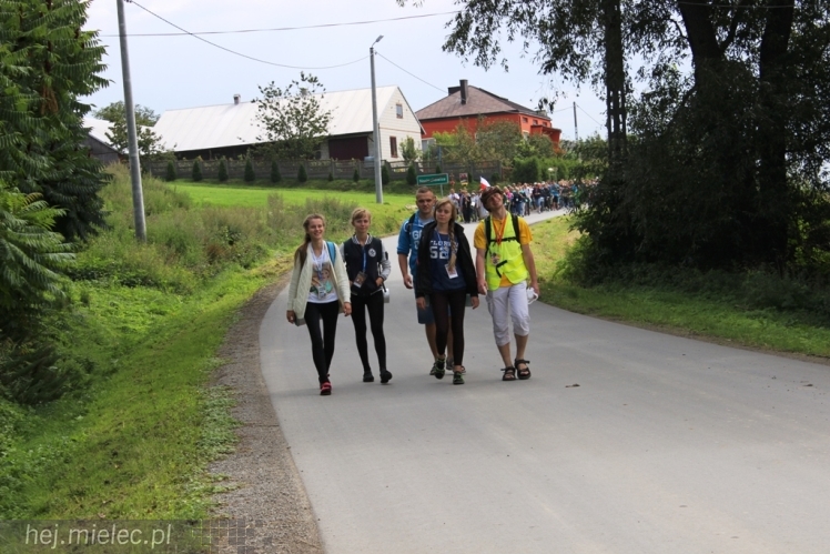 PPT 2014 - dzień IV: ok. 25 km marszu i modlitwa za Ojczyznę. Pogoda sprzyja