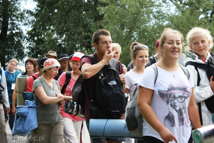 PPT 2014 - dzień IV: ok. 25 km marszu i modlitwa za Ojczyznę. Pogoda sprzyja