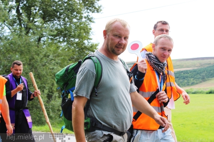 PPT 2014 - dzień IV: ok. 25 km marszu i modlitwa za Ojczyznę. Pogoda sprzyja