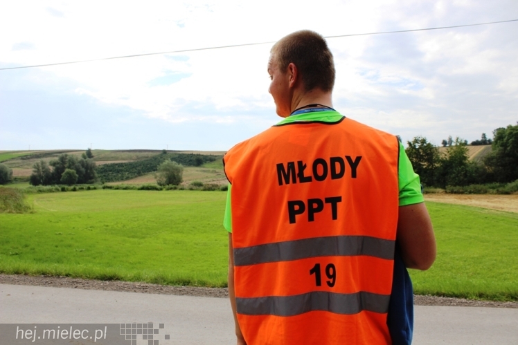 PPT 2014 - dzień IV: ok. 25 km marszu i modlitwa za Ojczyznę. Pogoda sprzyja