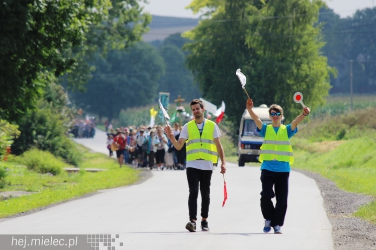 PPT 2014 - dzień IV: ok. 25 km marszu i modlitwa za Ojczyznę. Pogoda sprzyja