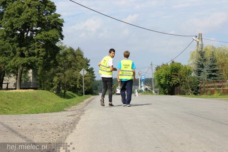 PPT 2014 - dzień IV: ok. 25 km marszu i modlitwa za Ojczyznę. Pogoda sprzyja